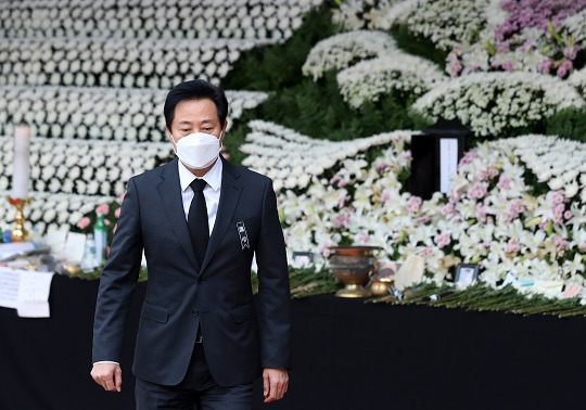 오세훈 서울시장이 지난 3일 서울 중구 서울광장에 마련된 이태원 사고 사망자 합동 분향소를 찾아 조문을 마친 후 이동하고 있다. 사진=뉴시스