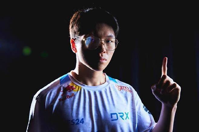 2022 LoL 월드 챔피언십 결승 MVP를 받은 ‘킹겐’ 황성훈. 사진=LCK