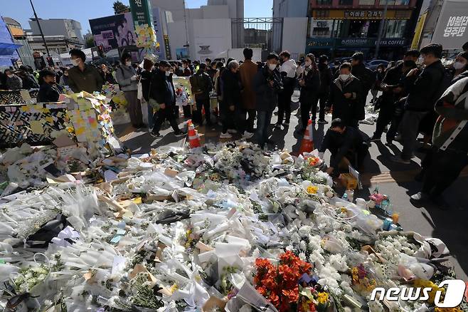 5일 오후 서울 용산구 이태원역 1번출구에 마련된 이태원 참사 추모공간을 찾은 시민들이 추모를 하고 있다. 2022.11.5/뉴스1 ⓒ News1 박세연 기자