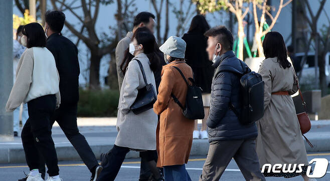 서울 광화문네거리에서 시민들이 움츠린 채 출근하고 있다. (사진은 기사 내용과 관련 없음) ⓒ News1 박지혜 기자