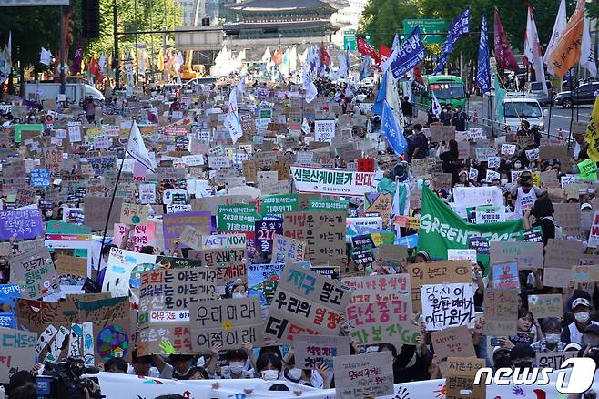 그린피스와 기후위기비상행동 등 400여 개 단체가 모인 '9월기후정의행동'이 지난9월24일 오후 서울 중구 시청 인근에서 화석연료 사용을 금지하고 재생 에너지 등을 촉구하는 집회·행진을 하고 있다. 2022.9.24/뉴스1 ⓒ News1 황덕현 기자