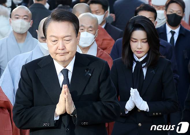 윤석열 대통령과 김건희 여사가 4일 오후 서울 종로구 조계사에서 열린 이태원 참사로 희생된 156명의 영가를 추모하는 위령법회에서 합장을 하고 있다. 2022.11.4/뉴스1 ⓒ News1 이동해 기자