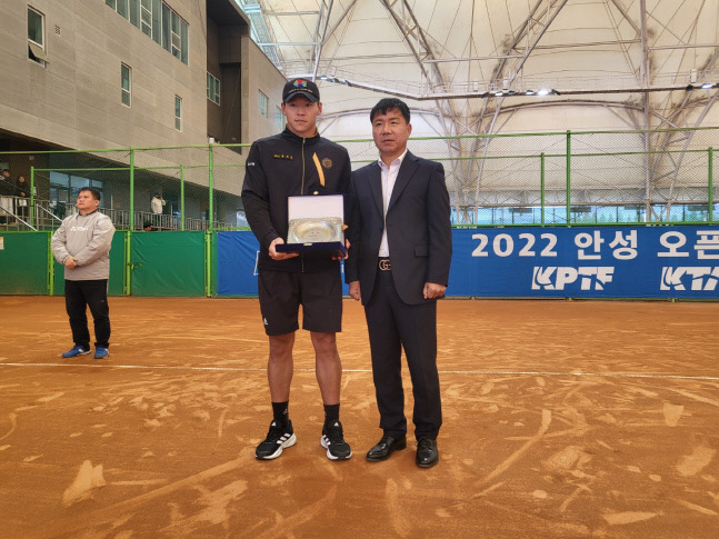 안성오픈 남자 단식 우승자 심성빈(왼쪽). 제공 | 프리랜서 김도원