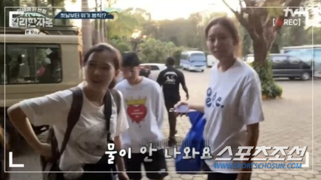 Yoon Eun-hye, Uee couldnt wash during Twenty Four Hours. Still pretty?From the first day of Tanzanias arrival, the members of the mountaineering club fell into a tempo with an unexpected situation called Tamsui Station.On the afternoon of the 5th, TVN entertainment program Kilimanjaro for once in your life, Yoon Eun-hye and other mountaineering members unpacked in luxurious accommodation and realized that they were in Tamsui Station.When we first arrived, Son ho joon was bewildered, saying, Are we allowed to have this kind of hospitality? Choi Hyo-jung was also happy, saying, I have to ask you to bring three swimsuits. Ive never been to a swimming pool like this.But the problem is Tamsui Station. Son ho joon went into the bathroom to take a shower, but came out in three minutes.At the end of the water does not come out, the members found that the entire quarters were in Tamsui Station.The crew asked for help, but it was useless.Eventually, at the end of the meeting, the members went to the production room where the water came out, packed their bags, and were able to shower in Twenty Four Hours.Uee said positively, It gives us a lot of good things, so it gives us trials. Yoon Eun-hye took makeup tools and made makeup directly to his sisters.On the other hand, after about 22 hours of flight, mountain members arrived in Tanzania, the country of Kilimanjaro.Choi Hyo-jung, who is waiting for the members, cheered, Sister our car is so cool, and met with Tanzania professional guide Jay.After arriving at the hostel, Yoon Eun-hye took out the materials he had packed and showed a warm heart to take care of his younger siblings.Yoon Eun-hye said, I have come with a sense of mission. At least I will go to Kilimanjaro and have two meals.Yoon Eun-hye said, I do not know what the conclusion is. Yoon Eun-hye said, I do not know what the conclusion is.I want to draw a stroke, I ate this in Kilimanjaro, he added.