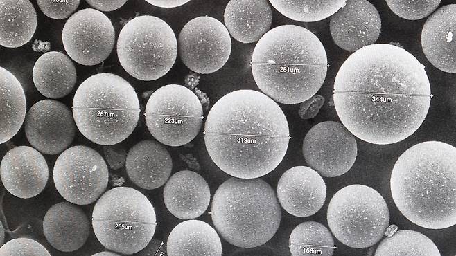 지에프아이가 개발해 생산하고 있는 미세캡슐. 이 안에 소화약제가 들어있다. /김포=이은영 기자