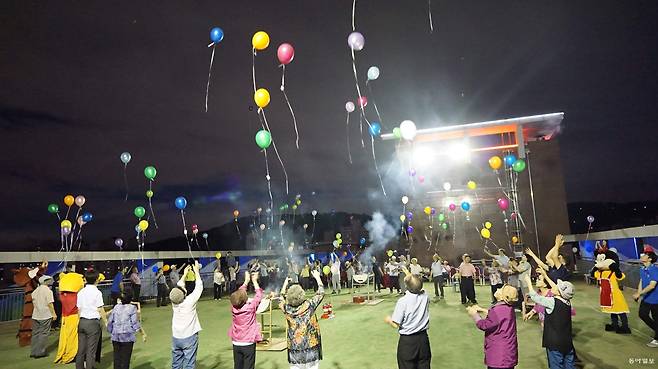 서울시내 모 시니어타운에 거주하는 어르신들이 행사에 참석하고 있다. 동아일보 DB