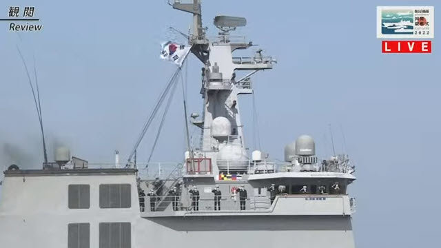 한국 해군 소양함에 탑승한 장병들이 경례하고 있다.  일본 해상자위대 제공