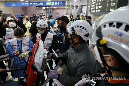 서울 영등포역 부근에서 무궁화호 열차 탈선 사고가 발생한 6일 밤 서울 영등포역 대합실에서 119 구급대원들이 부상자를 파악하고 있다. 한국철도공사(코레일)에 따르면 오후 8시 15분 용산발 익산행 열차가 영등포역으로 진입하던 중 선로를 이탈했다.   연합뉴스