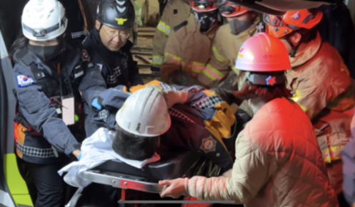 지난 4일 오후 11시 3분쯤 경북 봉화군의 광산에 매몰됐던 광부들이 구조돼 들것에 실려 나오고 있다. 경북소방본부 제공