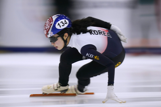 ISU 쇼트트랙 월드컵 2차 대회에서 레이스 중인 김길리. AP=연합뉴스