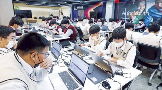 지난달 7일 광운인공지능고 학생들이 국내 최초 인공지능(AI) 시험 AICE 사전 특별 시험을 보고 있다.  허문찬  기자