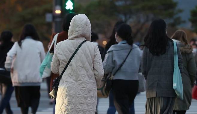 기온 뚝 떨어진 퇴근길 / 사진=연합뉴스