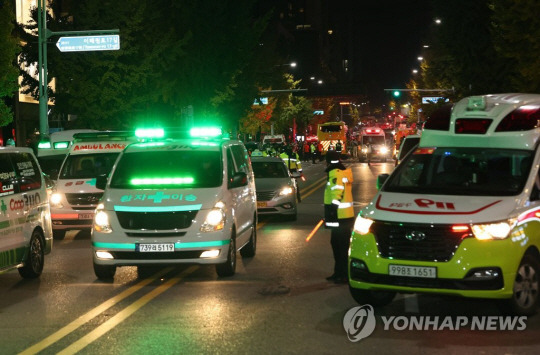 지난달 30일 오전 서울 용산구 ‘이태원 핼러윈 참사’ 현장에서 구조대원 등이 구조활동을 하고 있다. 연합뉴스