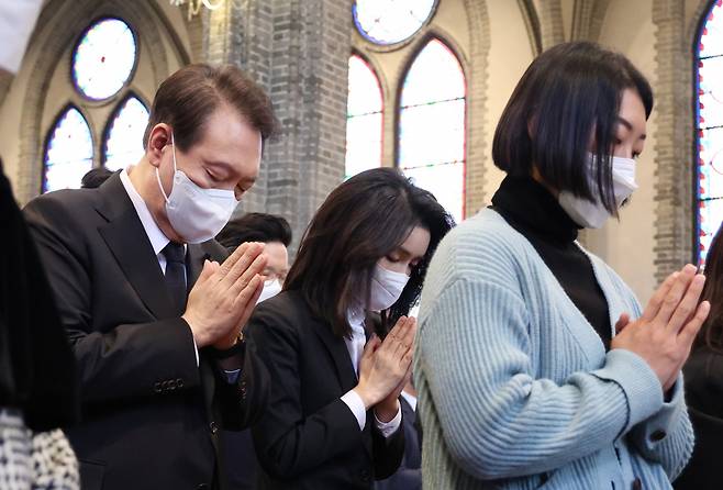 윤석열 대통령과 김건희 여사가 6일 서울 중구 명동성당에서 열린 이태원 참사 희생자 추모 미사에 참석, 기도하고 있다. 연합뉴스