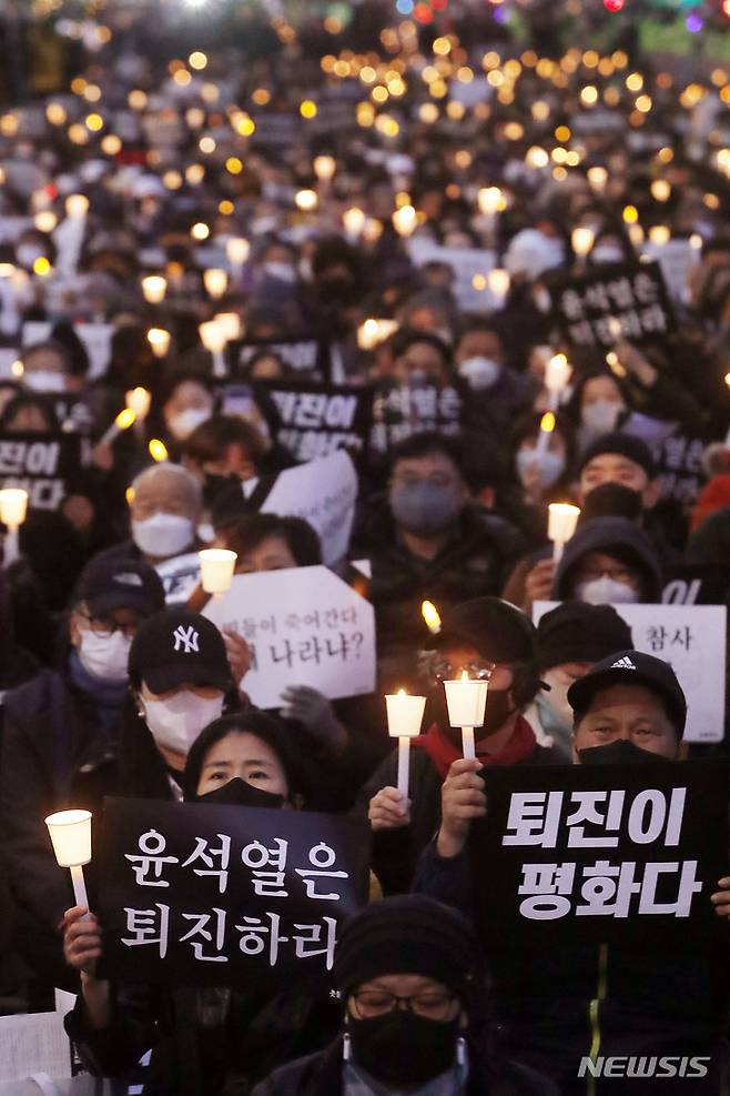 [서울=뉴시스] 최동준 기자 = 5일 서울 중구 시청역 인근 도로에서 촛불행동 주최로 열린 '이태원 참사 희생자 추모 시민 촛불' 집회에서 참가자들이 진상 규명, 책임자 처벌 등을 촉구하고 있다. 2022.11.05. photocdj@newsis.com