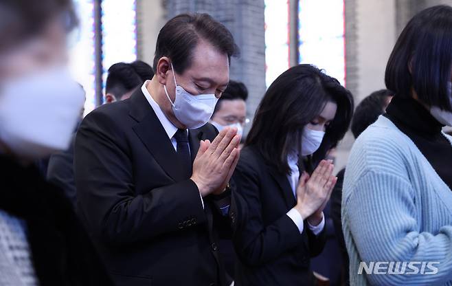 [서울=뉴시스] 전신 기자 = 윤석열 대통령과 부인 김건희 여사가 6일 서울 중구 명동성당에서 열린 이태원 참사 희생자 추모 미사에 참석해 기도하고 있다. 2022.11.06. photo1006@newsis.com
