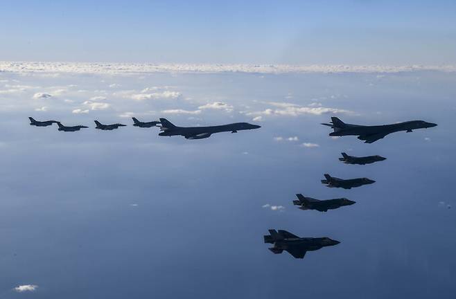 한반도 상공 ‘죽음의 백조’ 미국의 스텔스 전략폭격기 B-1B 랜서 2대(편대 맨 앞)가 5일 한반도 상공에서 한국 공군의 F-35A 스텔스전투기 4대, 주한미군의 F-16 전투기 4대와 편대를 이뤄 비행하고 있다. 핵폭탄과 장거리 공대지미사일 등을 최대 61t까지 탑재할 수 있어 ‘죽음의 백조’라고 불리는 B-1B 랜서는 한반도 유사시 평양 주석궁 등 북한 핵심시설을 정밀 타격할 수 있는 미군의 대표적인 전략자산이다.   합동참모본부 제공