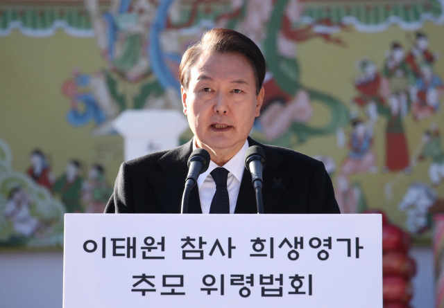 윤석열 대통령이 4일 오후 서울 종로구 조계사에서 열린 '이태원 참사 희생영가 추모 위령법회'에 참석, 추모사를 하고 있다.