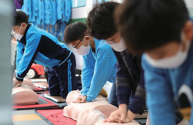 11월1일 대구 성지초등학교 2학년 학생들이 심폐소생술(CPR) 교육을 받고 있다.ⓒ연합뉴스