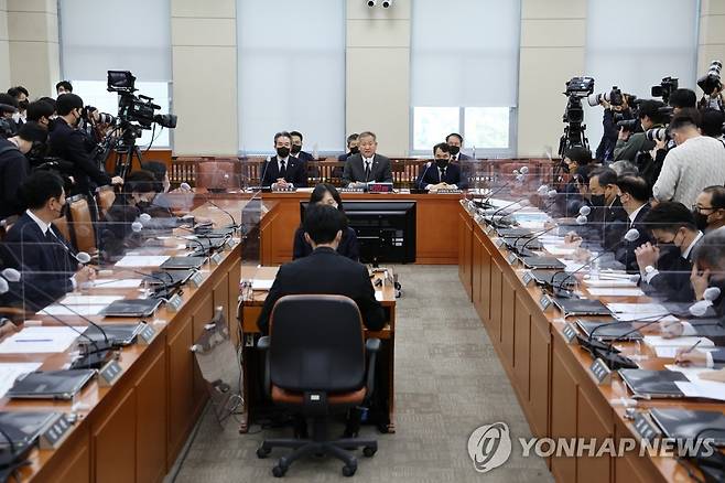 이상민 장관, 이태원 참사 현안 보고 (서울=연합뉴스) 이정훈 기자 = 이상민 행정안전부 장관이 1일 오후 국회에서 열린 행정안전위원회 전체회의에서 이태원 참사와 관련해 현안 보고하고 있다. 왼쪽부터 윤희근 경찰청장, 이 장관, 남화영 소방청장 직무대리 겸 차장. 2022.11.1 uwg806@yna.co.kr