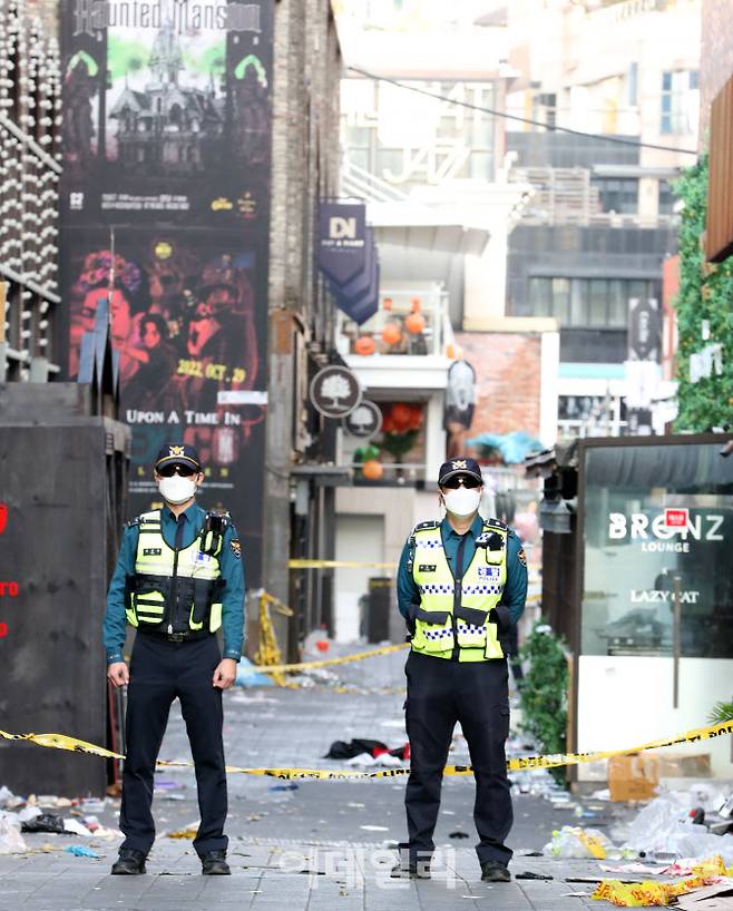 핼로윈을 앞두고 이태원 일대에 대형 압사 참사가 발생한 30일 서울 용산구 이태원 일대에서 경찰병력이 현장을 통제하고 있다.(사진=방인권 기자)