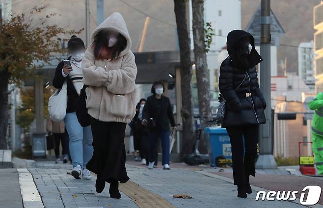 서울 최저기온이 0도를 보이는 등 올 가을들어 가장 추운 날씨를 보인 지난 4일 서울 서초역사거리 인근에서 두터운 옷차림의 시민들이 발걸음을 재촉하고 있다. 2022.11.4/뉴스1 ⓒ News1