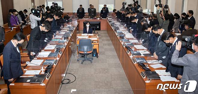 이상민 행정안전부 장관과 윤희근 경찰청장, 남화영 소방청장 직무대리 등이 1일 오후 서울 여의도 국회에서 열린 제400회 국회(정기회) 제7차 행정안전위원회 전체회의에서 이태원 사고 희생자들을 추모하며 묵념하고 있다. 2022.11.1/뉴스1 ⓒ News1 이재명 기자