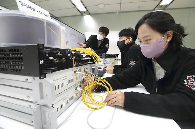 KT 융합기술원 연구원들이 양자 채널 일원화 장비 시스템을 모니터링하는 모습 (KT 제공)