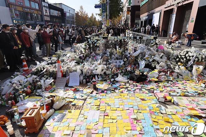 6일 오후 서울 용산구 이태원역 1번 출구에 마련된 이태원 참사 추모공간에 추모객들의 발길이 이어지고 있다. 이태원역 앞 추모 공간은 시민들이 자발적으로 마련한 곳으로 지난 5일 종료된 국가 애도 기간과는 무관하게 운영이 계속된다. 2022.11.6/뉴스1 ⓒ News1 이광호 기자