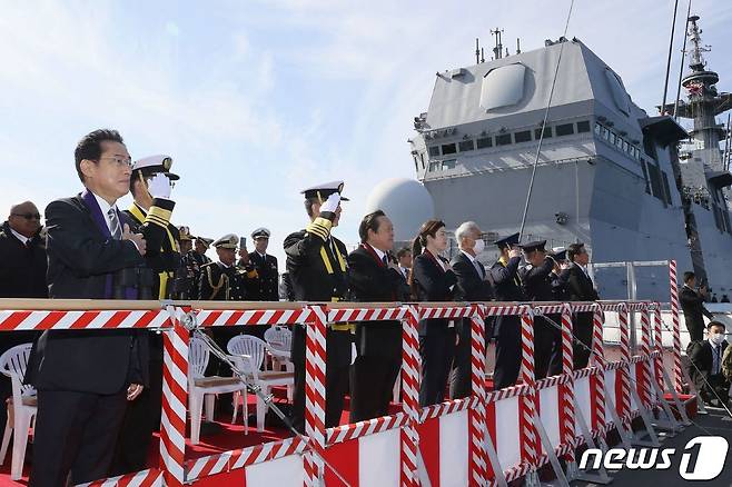 기시다 후미오 일본 총리(왼쪽)가 6일 해상자위대 창설 70주년 기념 국제관함식에서 해상사열하고 있다. ⓒ AFP=뉴스1