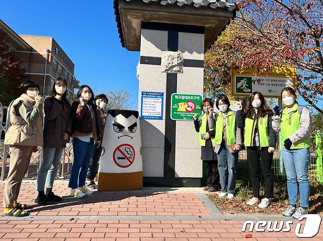 경북 경주시보건소가 청소년들에게 쾌적한 학습 환경 제공과 간접흡연 피해예방에 나섰다..(경주시제공)2022.11.7/뉴스1