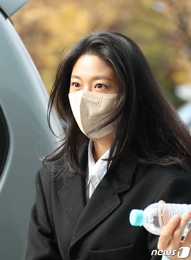 배우 설현이 7일 서울 양천구 SBS목동에 라디오 '최화정의 파워타임' 생방송에 참석하고 있다. ⓒ News1 권현진 기자