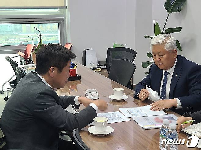 7일 황인홍 무주군수가 국회를 방문해 국제 태권도 사관학교 설립을 위한 국가예산 확보를 위해 유의동 국민의힘 의원과 이야기 나누고 있다.(무주군 제공)2022.11.7.