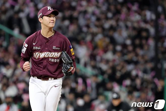 7일 오후 인천시 미추홀구 SSG 랜더스필드에서 열린 프로야구 '2022 신한은행 SOL KBO 포스트시즌' 한국시리즈 5차전 키움 히어로즈와 SSG 랜더스의 경기, 키움 선발 안우진이 4회말 2사 1루에서 SSG 한유섬을 삼진으로 잡은 후 기뻐하고 있다. 2022.11.7/뉴스1 ⓒ News1 김진환 기자