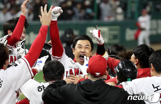 7일 오후 인천시 미추홀구 SSG 랜더스필드에서 열린 프로야구 '2022 신한은행 SOL KBO 포스트시즌' 한국시리즈 5차전 키움 히어로즈와 SSG 랜더스의 경기에서 김강민이 역전 끝내기 홈런을 친 뒤 SSG 랜더스 선수들과 함께 기뻐하고 있다. 2022.11.7/뉴스1 ⓒ News1 박지혜 기자