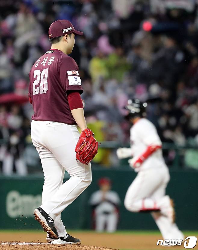 7일 오후 인천시 미추홀구 SSG 랜더스필드에서 열린 프로야구 '2022 신한은행 SOL KBO 포스트시즌' 한국시리즈 5차전 키움 히어로즈와 SSG 랜더스의 경기, 키움 김재웅이 8회말 1사 1루 상황에서 SSG 최정에게 투런 홈런을 허용 후 아쉬워하고 있다. 2022.11.7/뉴스1 ⓒ News1 김진환 기자