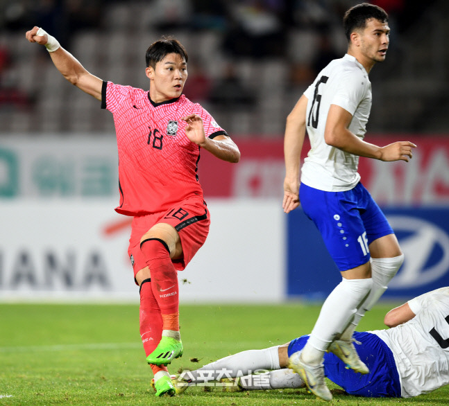 오현규가 올림픽 축구대표팀에 합류했던 지난 9월26일 화성종합경기타운에서 열린 우즈베키스탄과 친선경기에서 슛을 한 뒤 공을 바라보고 있다. 최승섭기자