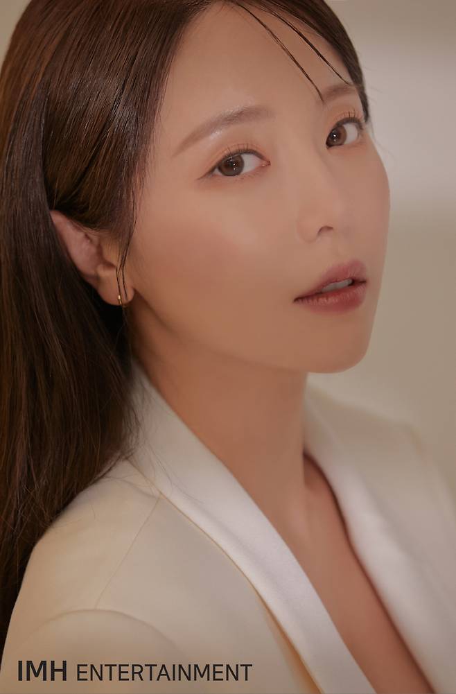 Hong Jin-young, who was exiled from the broadcasting industry due to plagiarism, joins MBN Burning Trotman delegation.Burning Trotman said on July 7, Hong Jin-young will return to broadcasting as a Trot delegation.According to the production crew, Hong Jin-young is the middle bridge between Nam Jin Sulwondo Shim Soo-bong Joo Hyun-mi Jo Han-jo Kim Yong-im Yoon Il-sang Yoon Myeong-suns Legend Delegation and Lee Seok-hoon Kim Jun-su Shin Yoo Park Hyun Bin Lee Ji-hye. It plans to lead bright and cheerful atmosphere.Regarding the reason why Hong Jin-young was invited as a delegation, he said, Hong Jin-young gave his Nam Jin the past. Trot Audition Hongdition was held and he trained his juniors.The love for the Trot genre and juniors is different. Mr. Trot The talent to write and compose songs and the long time Mr.Based on his solid know-how in the field of Trot, he will deliver vivid field advice and excitement energy that only active seniors can do rather than rigorous screening of the participants stage. The problem is that Hong Jin-youngs past behavior and current position described by the production team have changed.Hong Jin-young was at the center of controversy in 2020 when it was reported that the Masters thesis of Chosun Universitys Department of Trade had a similarity of 74% on the plagiarism confirmation site.Hong Jin-young has published a sophisticated sophistication called not plagiarism but has also been involved in new song activities. However, Hong Jin-young has never attended school before, and his father is a professor at the same university. The plagiarism rate is 99%, not 74%.In the end, Chosun University admitted that Hong Jin-youngs masters thesis was plagiarism, but Hong Jin-young caused controversy by saying I will return my degree rather than making a proper apology.In the end, all broadcasting programs including SBS Ugly Woof deleted the appearance of Hong Jin-young, so Hong Jin-young was exited from the broadcasting company.Afterwards, Hong Jin-young released a new album and declared his resumption of activities, but public opinion was cold, citing the difficulty of forgiving public lies.It is unclear whether Hong Jin-young will be qualified to evaluate and judge the participants who are auditioning with dreams and hopes.Moreover, the production team explained Heung-energy as the reason for Hong Jin-youngs involvement, but it is inconvenient to see the heung of Hong Jin-young, which has not been forgiven by the public yet.In addition to the controversy over plagiarism, there is another reason why Hong Jin-youngs joining of judges can not be seen as good.Hong Jin-young appeared as a judge on Mnet Trot Survival Trot X in 2014, and was criticized for his attitude of not seeing Lees stage as a participant and not even writing his name to a senior who has a brilliant career.It is noteworthy whether the confidence of Burning Trotman, which entrusted Hong Jin-young, who had been controversial as a judge, to the delegation, will pass.Burning Trotman will premiere on Wednesday.