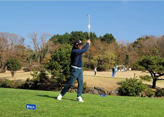 7일 제주 서귀포시 타미우스 골프장에서 진행된 제27회 '한국 시니어 오픈 골프 선수권대회'에서 강일모 케이엠제약 대표가 레이크코스 5번홀에서 티샷을 하고 있다.