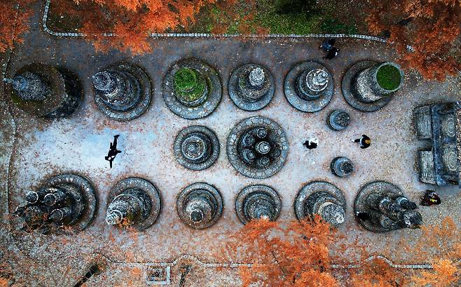 5일 대전 동구 상소동 산림욕장을 찾은 시민들이 이국적인 돌탑 사이에서 사진을 찍으며 가을정취를 만끽하고 있다. /신현종 기자