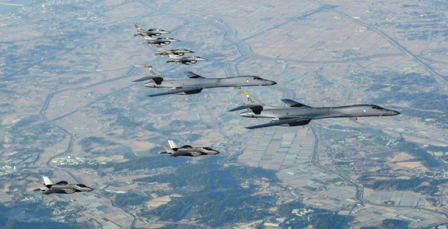 미국 공군의 B-1B 전략폭격기 2대가 5일 오후 서해와 가까운 전북 익산시 인근 상공에서 우리 공군의 F-35A 스텔스기(4대)
 등 한미 전투기 8대와 함께 연합 공중훈련 ‘비질런트 스톰’ 일환으로 가상 폭격 훈련을 실시하고 있다. B-1B 폭격기의 한반도
 전개는 2017년 12월 한미 연합 공중훈련 ‘비질런트 에이스’ 참가 이후 5년 만이다. 북한은 B-1B의 한반도 전개 몇 시간
 전 북-중 국경 인근에서 단거리탄도미사일(SRBM) 4발을 서해로 연속 발사하며 무력시위에 나섰다. 합동참모본부 제공