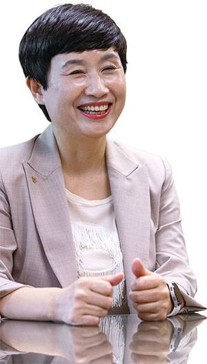 이수경 NH농협은행 금융소비자보호부문 부행장전북대 경영학, 전 NH농협은행 카드회원사업부장,전 카드고객행복센터장, 전 신촌중앙지점장,전 서울영업본부 한남동지점장 사진 김지호 조선일보 기자