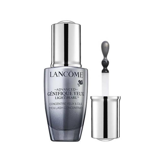 랑콤 제니피끄 프로바이오틱스 아이 & 래쉬 세럼 - 독특한 어플리케이터로 360도 마사지 효과가 있으며 프로바이오틱스와 비타민 C, E, 아데노신이 눈 주위와 속눈썹을 관리하는 주름 개선 기능성 세럼. 20mL 11만5천원.