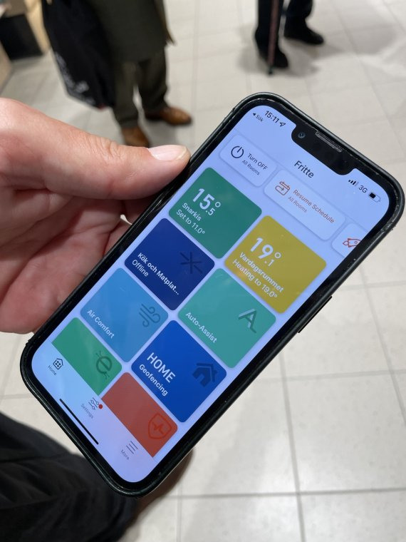 스웨덴 스톡홀름 한 대형마트에서 만난 에릭씨가 자신의 집에서 사용하는 스마트홈 시스템 애플리케이션을 보여주고 있다.