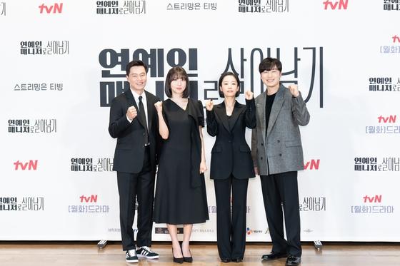 7일 tvN 새 드라마 '연예인 매니저로 살아남기' 제작발표회가 온라인으로 진행됐다. 행사에는 백승룡 감독 이서진 곽선영 서현우 주현영이 참석했다.