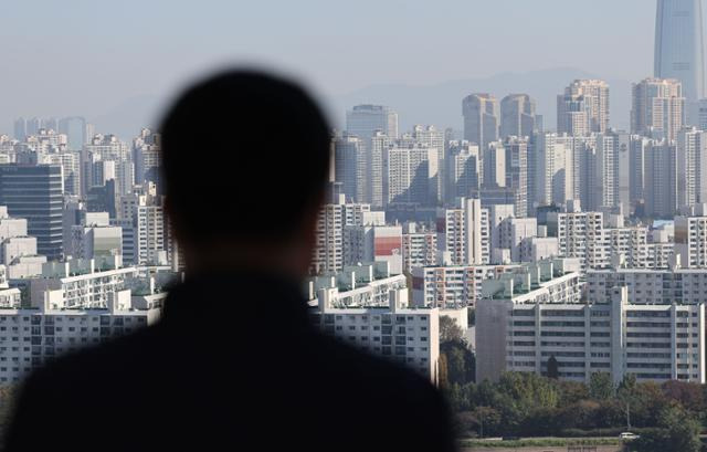 지난달 20일 한 시민이 서울 송파구 일대 아파트 단지를 바라보고 있는 모습. 연합뉴스