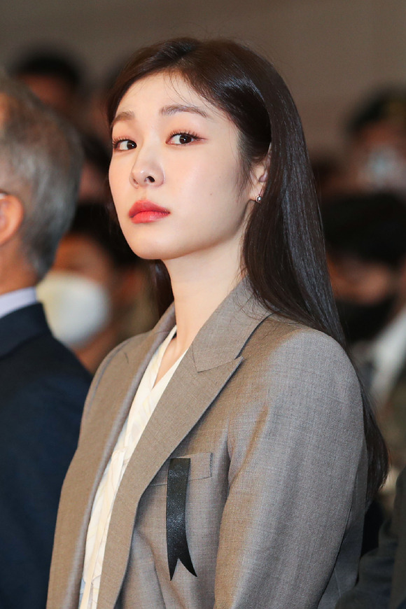 김연아가 7일 오전 서울 강남구 코엑스에서 열린 '2022 제2차 KB굿잡 우수기업 취업박람회'에 참석해 이태원 참사 애도 리본을 패용한 채 자리하고 있다.