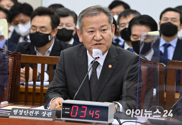 이상민 행정안전부 장관이 7일 서울 여의도 국회에서 열린 행정안전위원회 전체회의에서 의원 질의에 답하고 있다. [사진=김성진 기자]