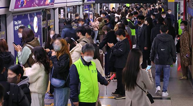 7일 오전 전날 발생한 무궁화호 열차 탈선 사고 여파로 운행에 차질을 빚은 서울 지하철 1호선 서울역 승강장에서 한 관계자가 승객들을 안내하고 있다. 연합뉴스