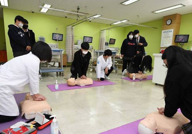 영진전문대가 지난 4일 대구 달서고 학생을 대상으로 진로체험 교실을 열었다. 사진은 학생들이 송은진 간호학과 교수 지도를 받으며 심폐소생술을 체험하는 모습. (영진전문대 제공) 2022.11.07